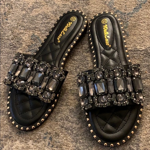 Brand new slippers - Picture 2 of 2